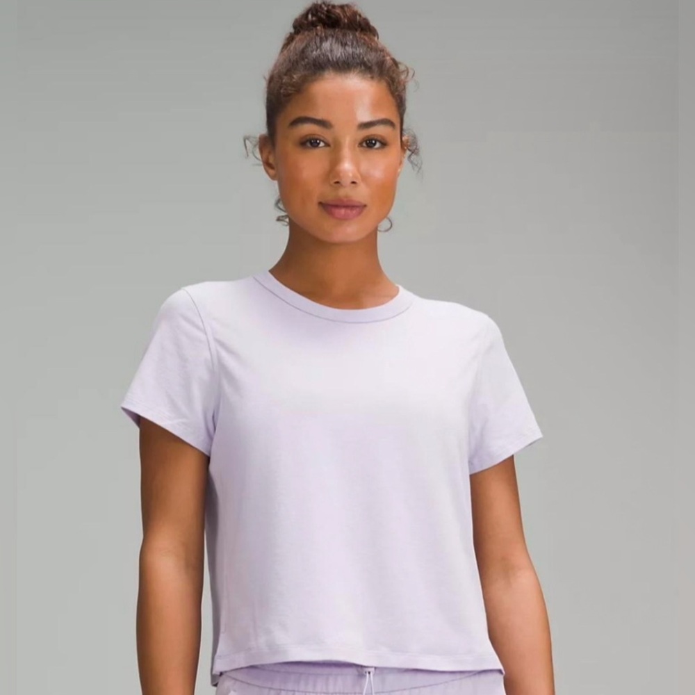 💫Lululemon Women’s Ultralight Waist-Length Tee, Light Purple, NEVER WORN! Size 4